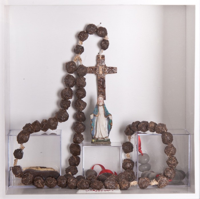 "Beten wir"
Rosenkranz aus bananenschalenpigmenten, Denr aus Cabalongas, Acrylkstchen, Madonnenfiguren,behandelte kleine bananen.
2013